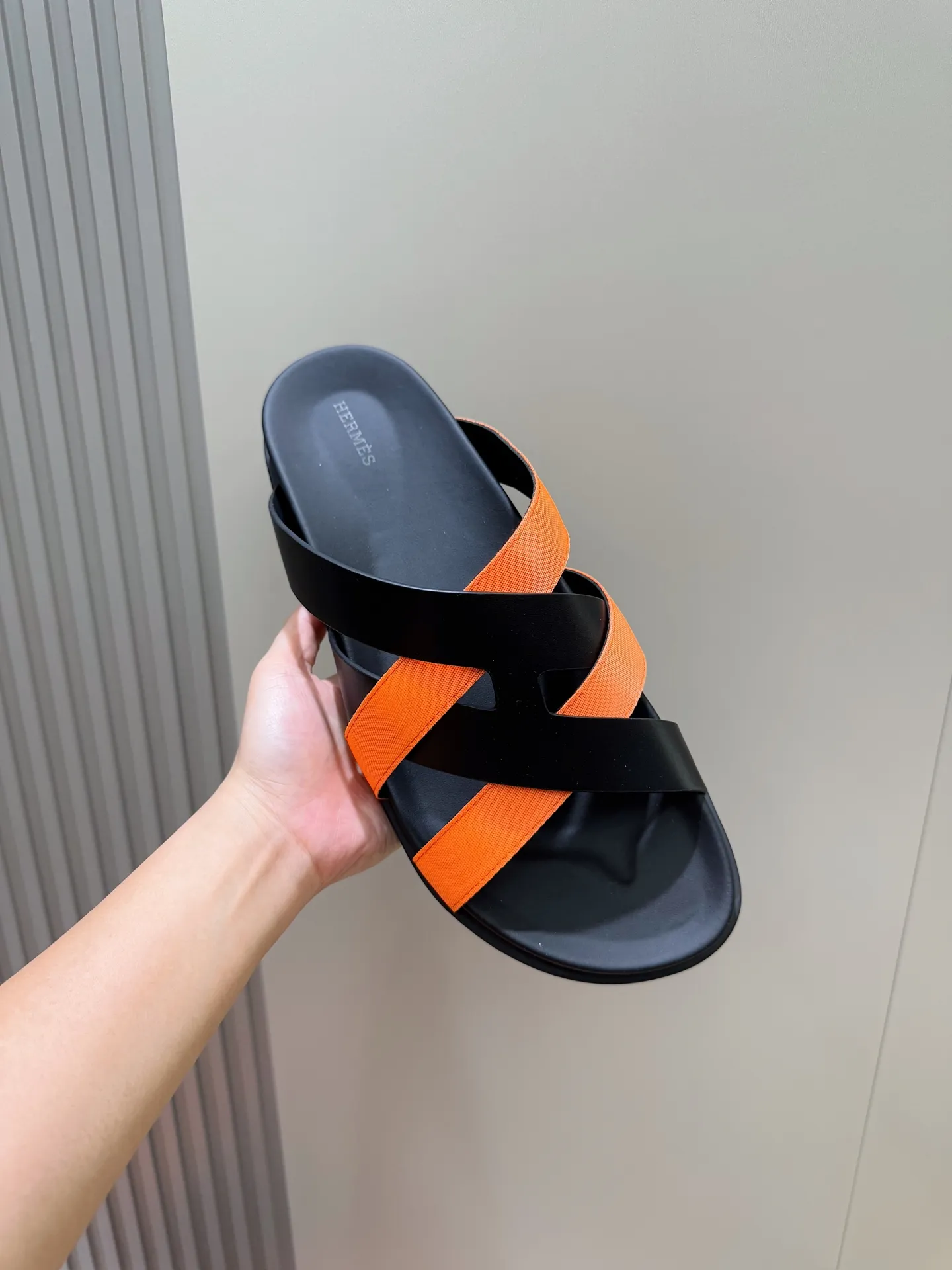 Batch 280 Hermes men's Kazimir slippers - top quality woven calfskin functional sandals, with interwoven uppers inspired by the "H" iconic pattern to create a casual look, perfect for summer. Imported cowhide + cowhide lining + rubber outsole Size: 38-44 (.45.46 customized)